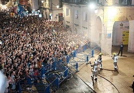 Bomberos rocían de agua a los asistentes a la Cremà.