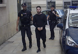 El ahora condenado entrando a la Audiencia Provincial de Alicante.