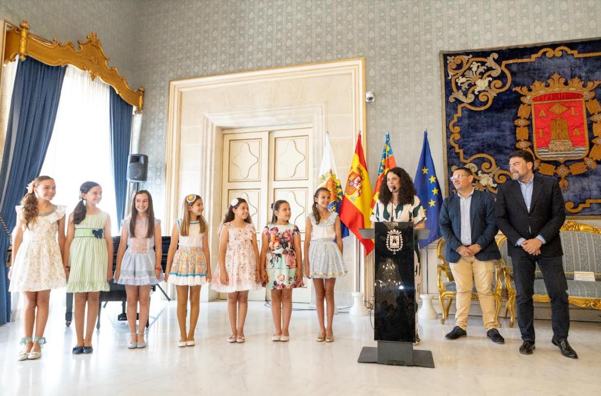 La bellea del foc infantil y sus dames d'honor junto a Cutanda en la entrega de trofeos.