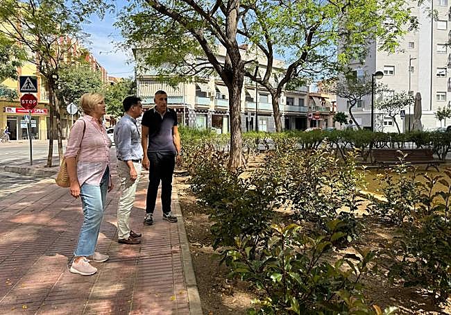 Miembros del gobierno municipal visitan las nuevas zonas verdes habilitadas.