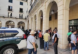 Imagen de la concentración en apoyo al grupo de jóvenes de Pego frente a la Audiencia de Alicante