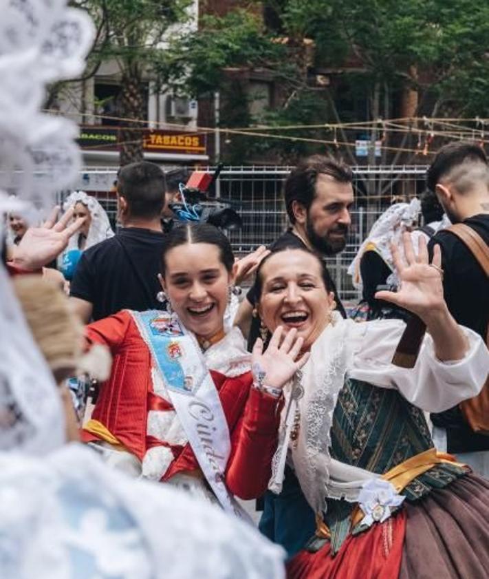 Imagen secundaria 2 - 1. La peña de las 13 horas. 2. La Guardia Civil revisa la pólvora de una mascletà. 3. Dos festeras en la mascletà