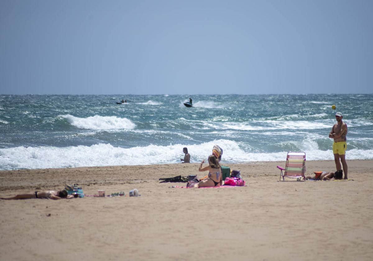 Mar agitado en una playa de la provincia de Alicante.