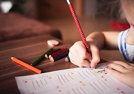 Los síntomas de la enfermad persisten en la edad adulta en, al menos, dos terceras partes de las personas afectadas.