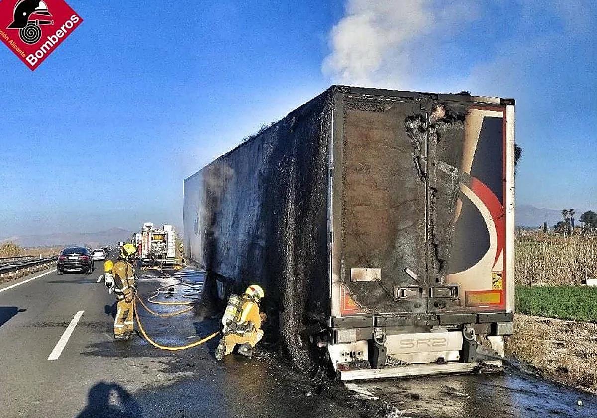Remolque del camión incendiado en la AP-7 dirección Alicante.