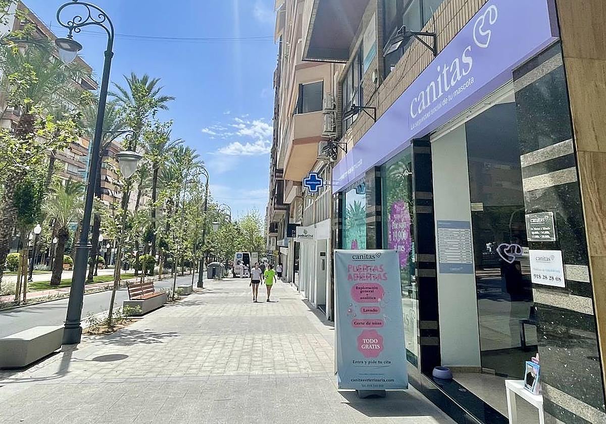 Clínica veterinaria Canitas a 220 metros de la plaza de los Luceros.