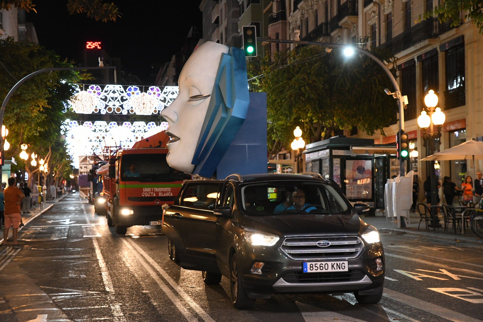 La hoguera oficial de Alicante ya está en la plaza del Ayuntamiento