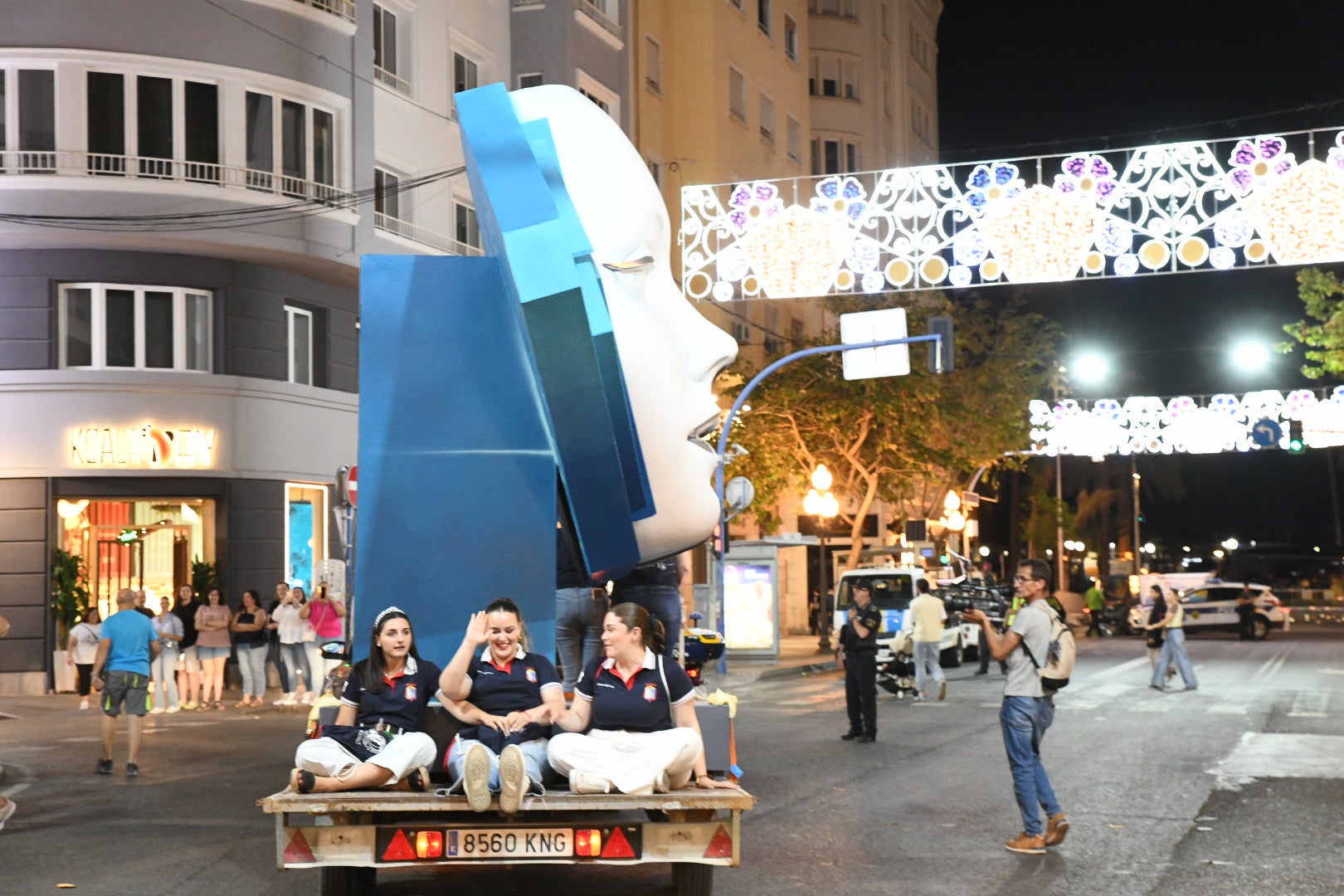 La hoguera oficial de Alicante ya está en la plaza del Ayuntamiento