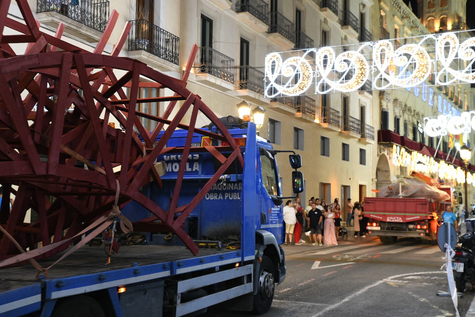 La hoguera oficial de Alicante ya está en la plaza del Ayuntamiento