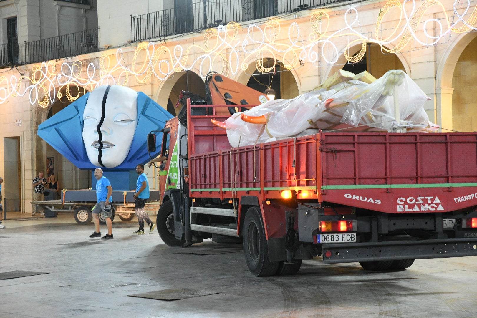 La hoguera oficial de Alicante ya está en la plaza del Ayuntamiento