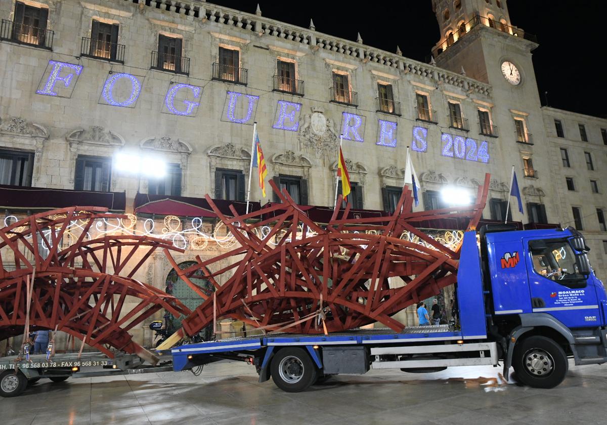 La hoguera oficial de Alicante ya está en la plaza del Ayuntamiento