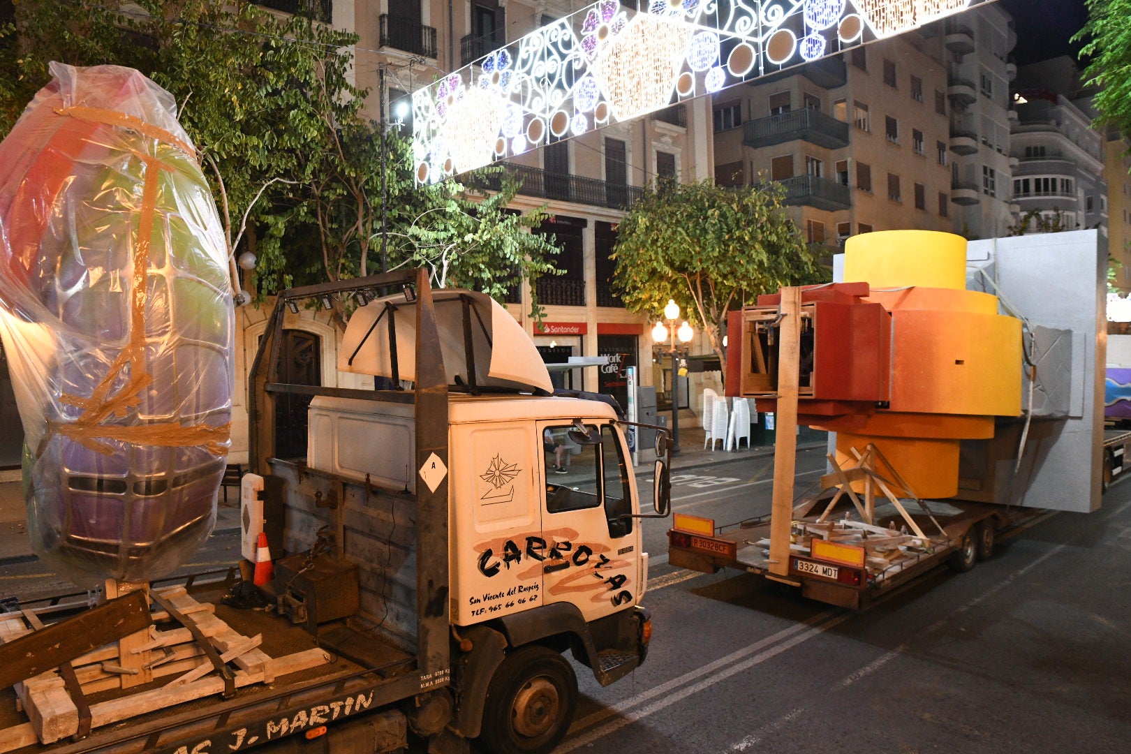 La hoguera oficial de Alicante ya está en la plaza del Ayuntamiento