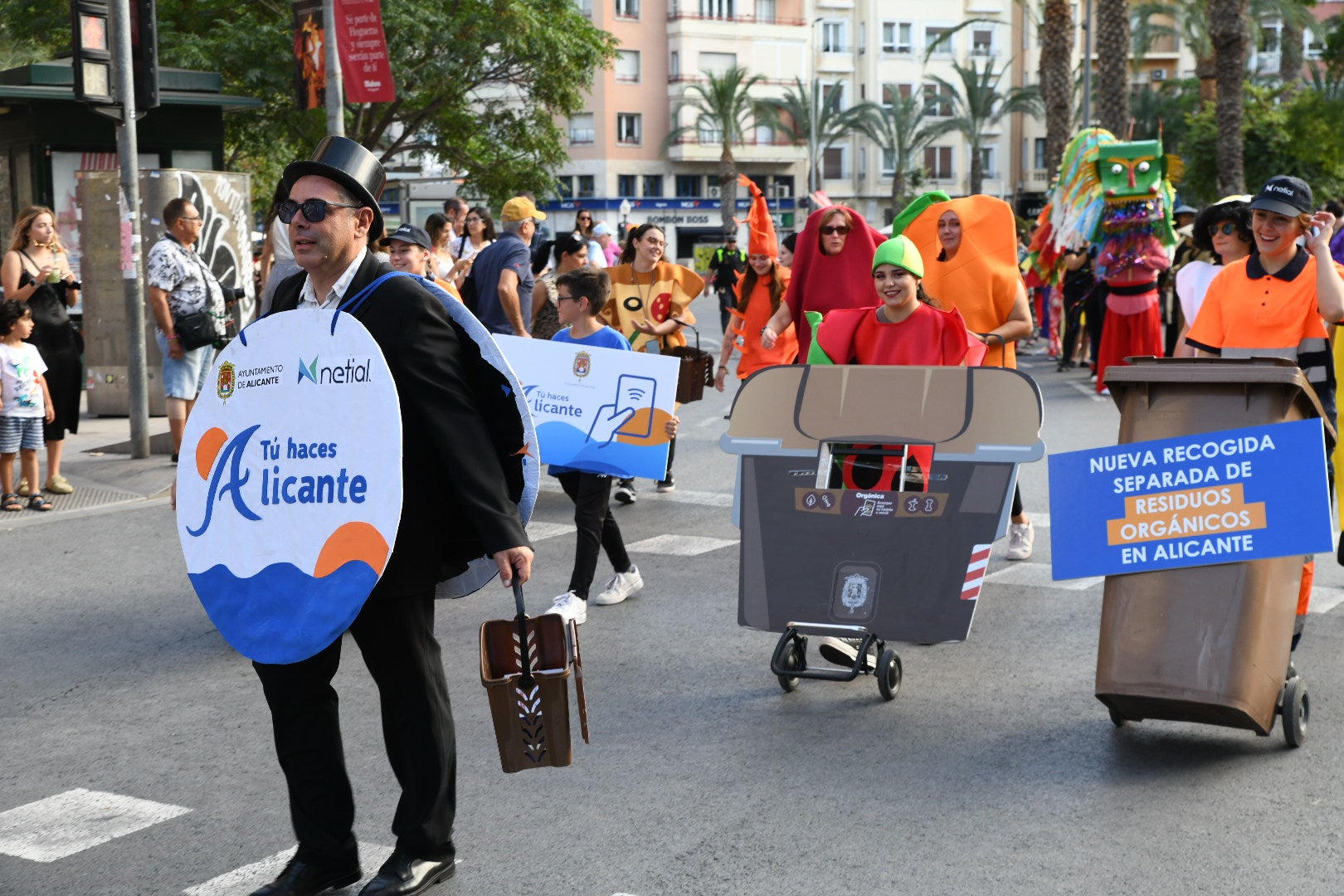 El color y el humor reinan en la cabalgata del ninot de las Hogueras de Alicante