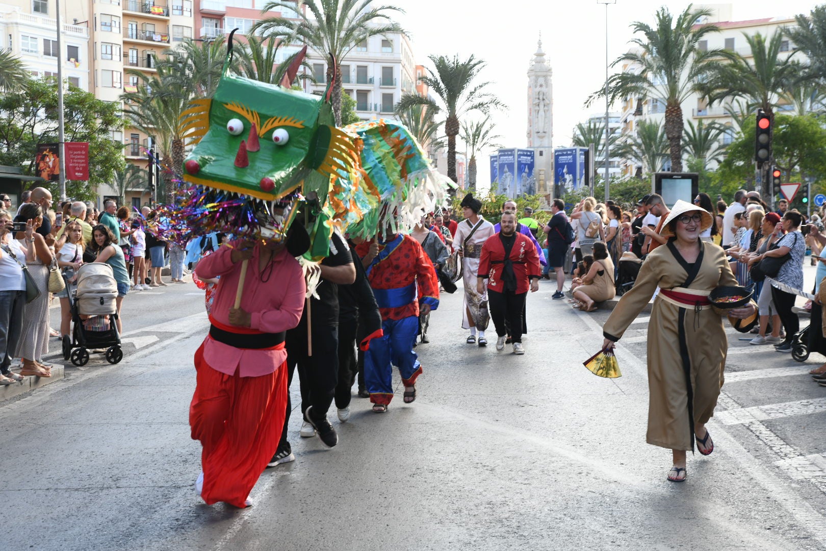 El color y el humor reinan en la cabalgata del ninot de las Hogueras de Alicante