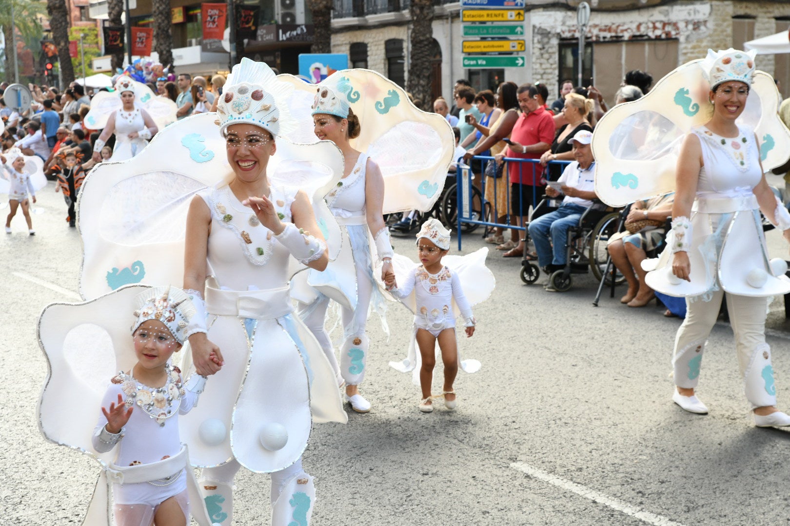 El color y el humor reinan en la cabalgata del ninot de las Hogueras de Alicante