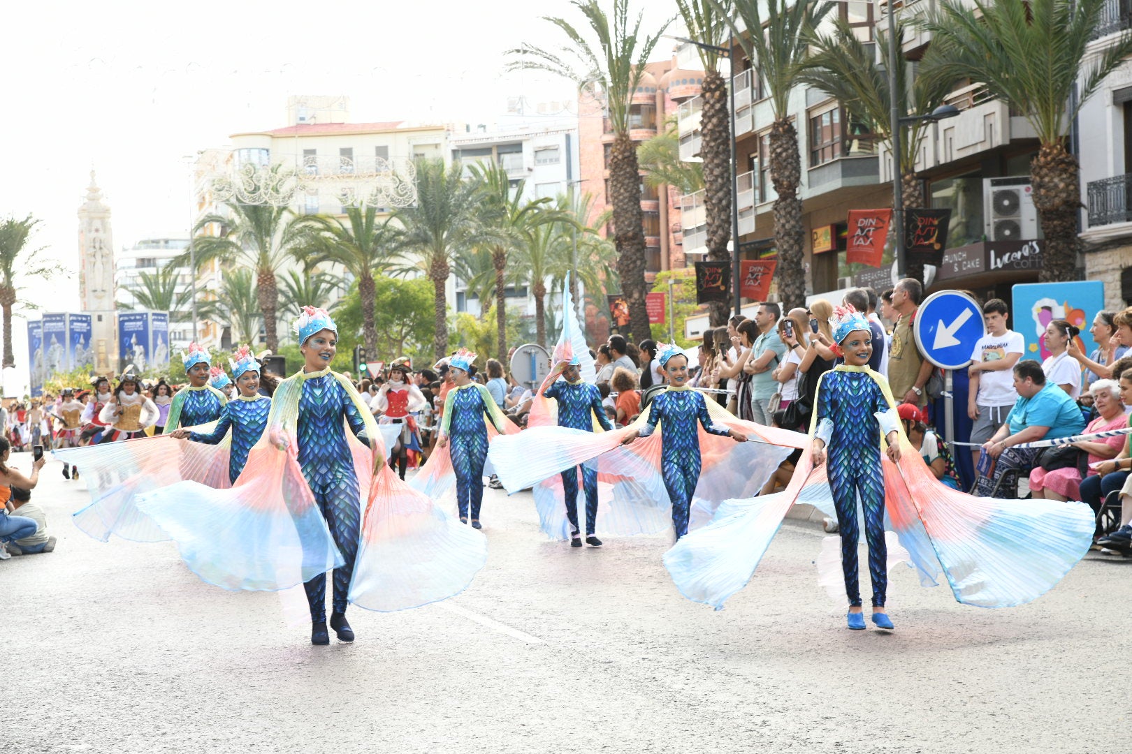 El color y el humor reinan en la cabalgata del ninot de las Hogueras de Alicante