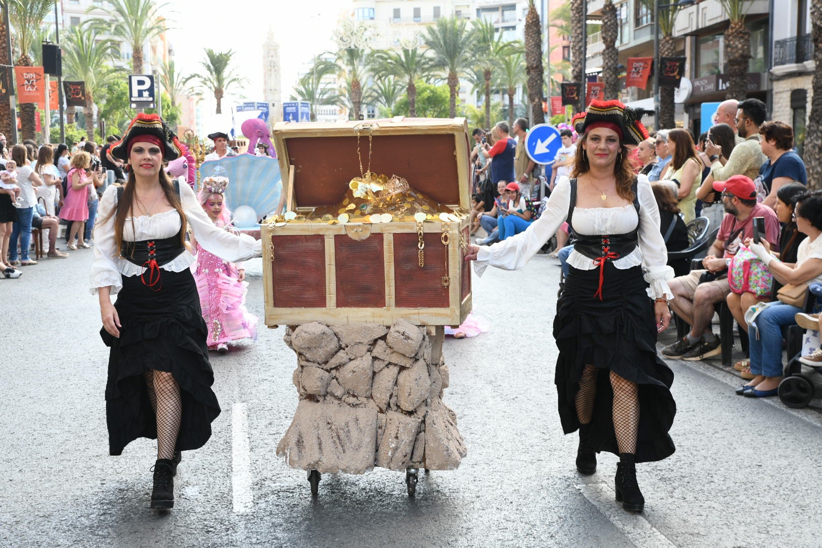 El color y el humor reinan en la cabalgata del ninot de las Hogueras de Alicante