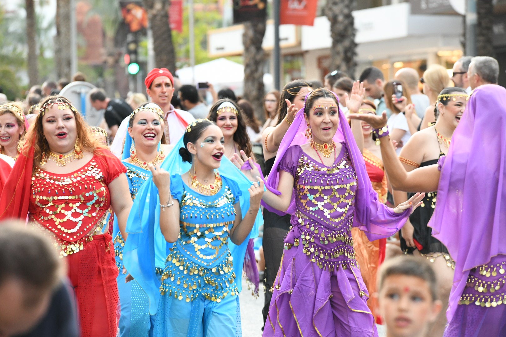 El color y el humor reinan en la cabalgata del ninot de las Hogueras de Alicante