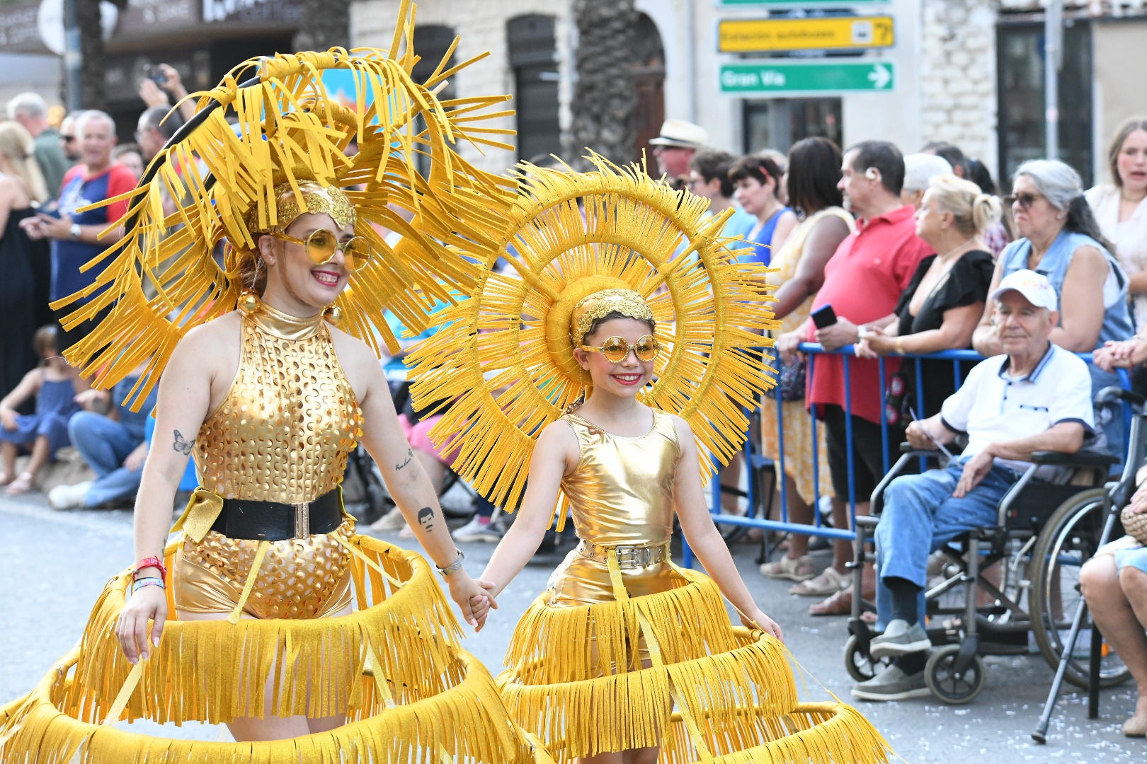 El color y el humor reinan en la cabalgata del ninot de las Hogueras de Alicante