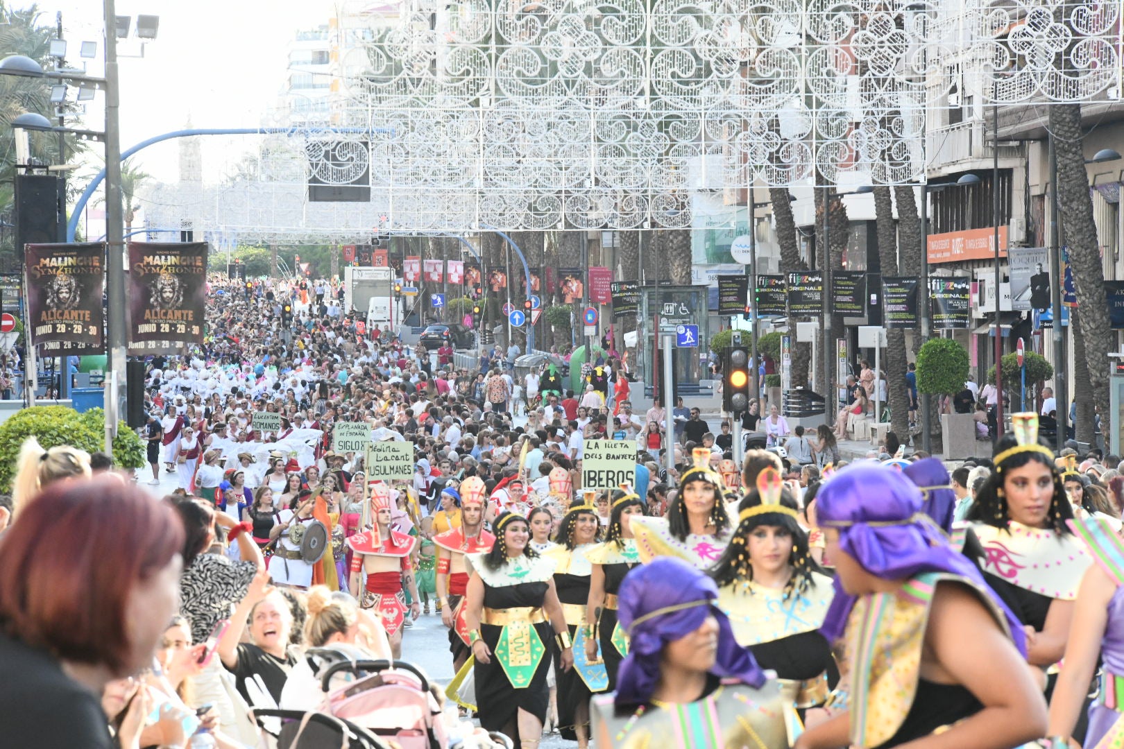 El centro de Alicante, a tope durante la cabalgata del ninot 2024.