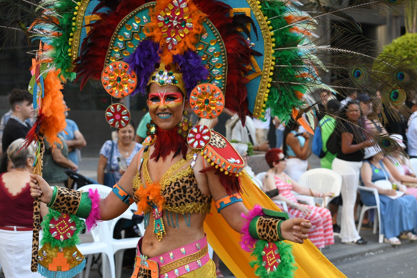 El color y el humor reinan en la cabalgata del ninot de las Hogueras de Alicante