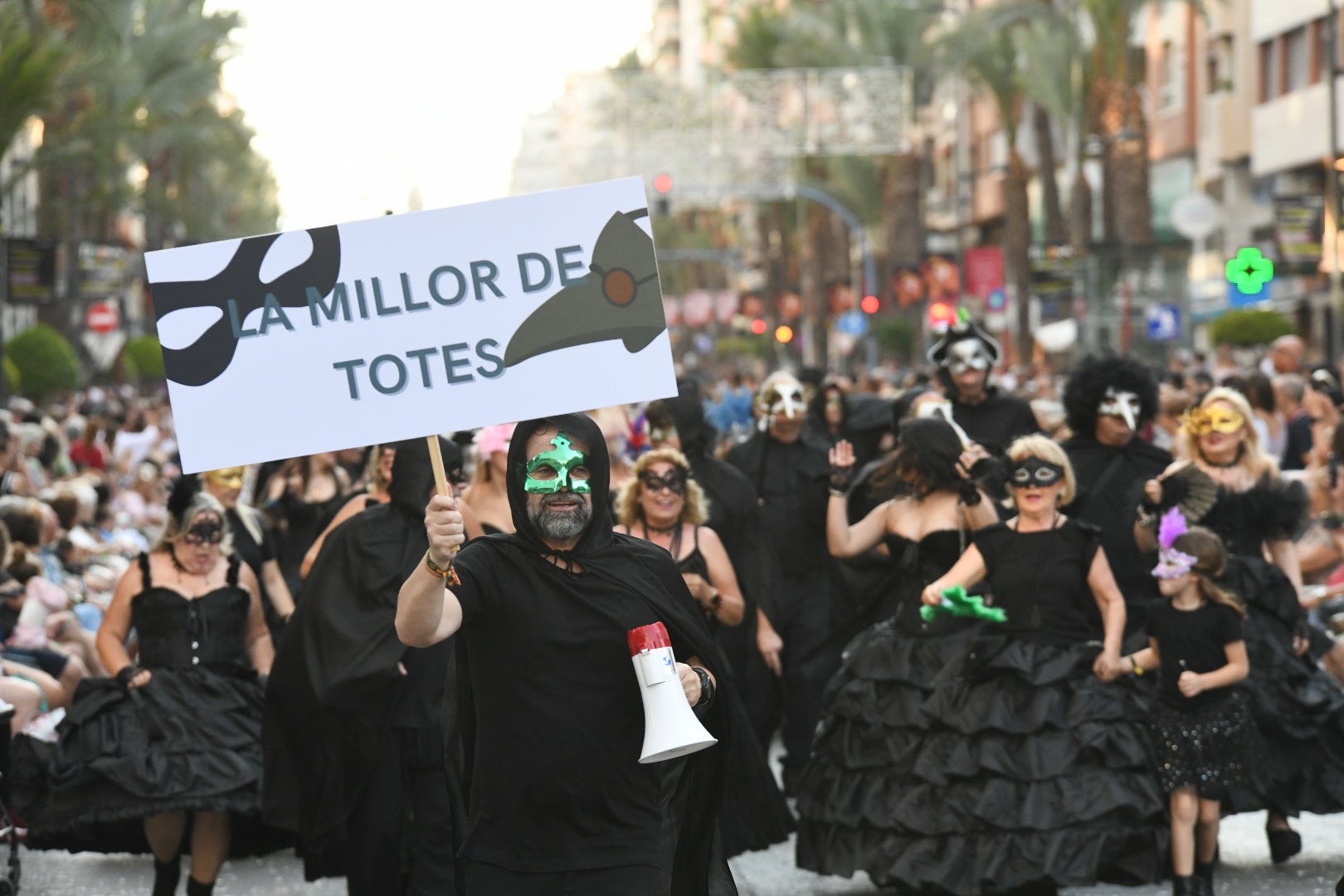El color y el humor reinan en la cabalgata del ninot de las Hogueras de Alicante
