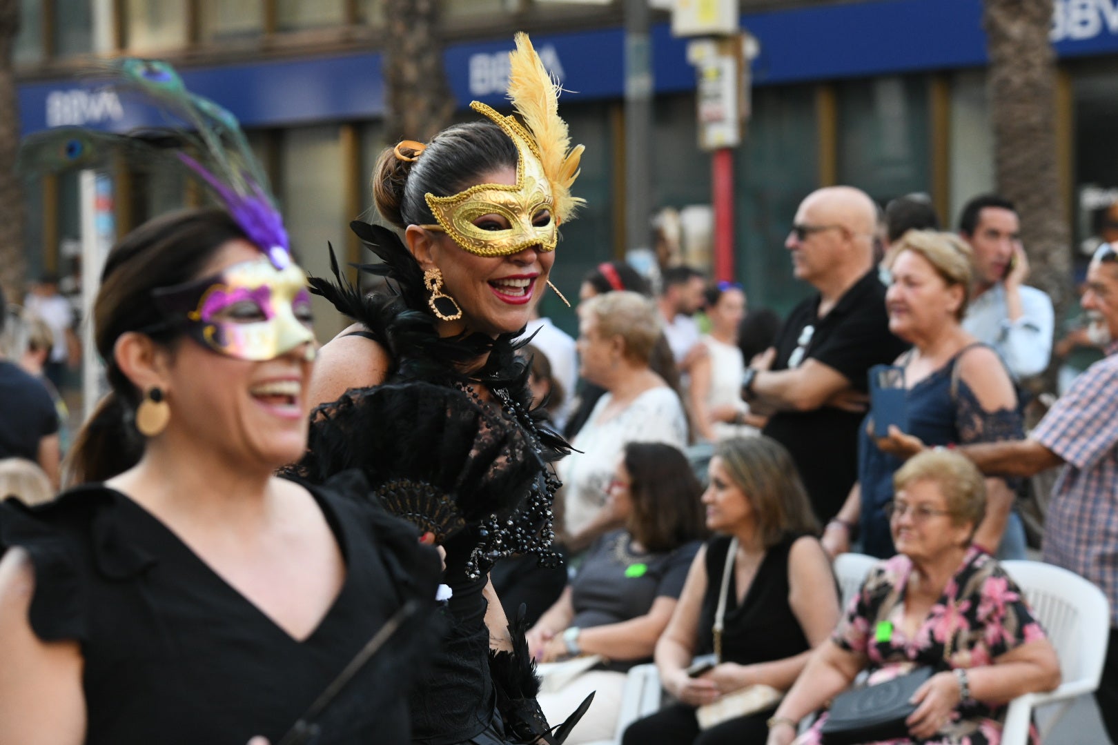 El color y el humor reinan en la cabalgata del ninot de las Hogueras de Alicante