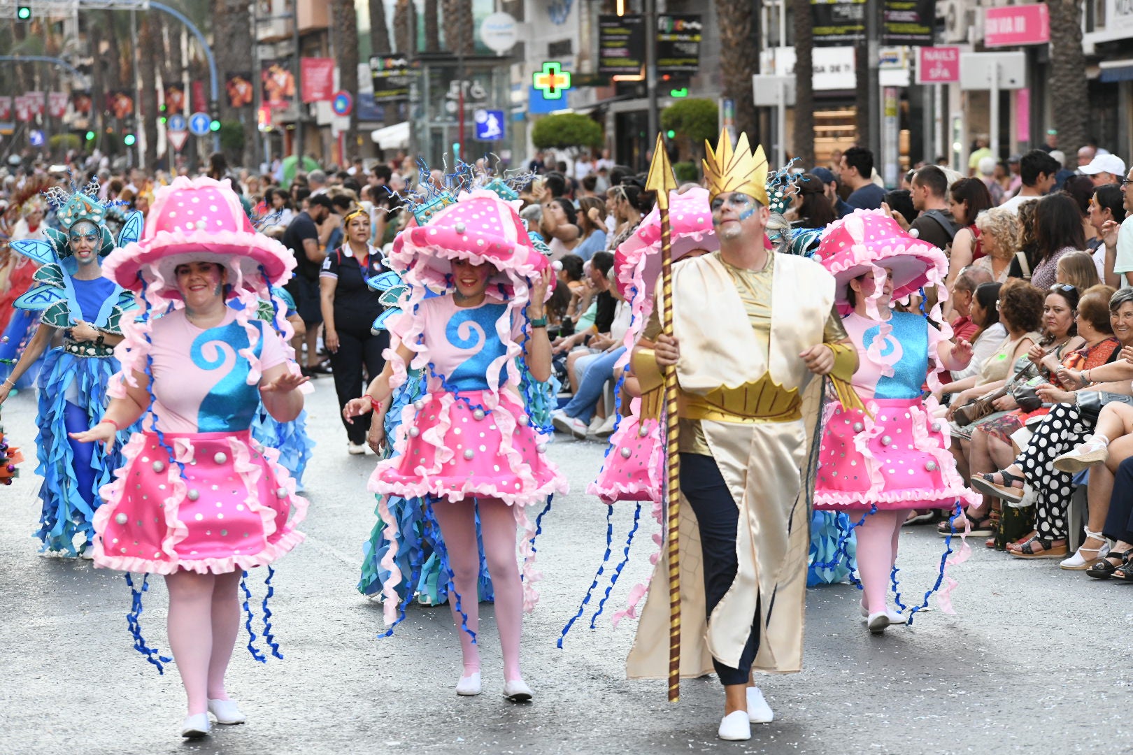 El color y el humor reinan en la cabalgata del ninot de las Hogueras de Alicante