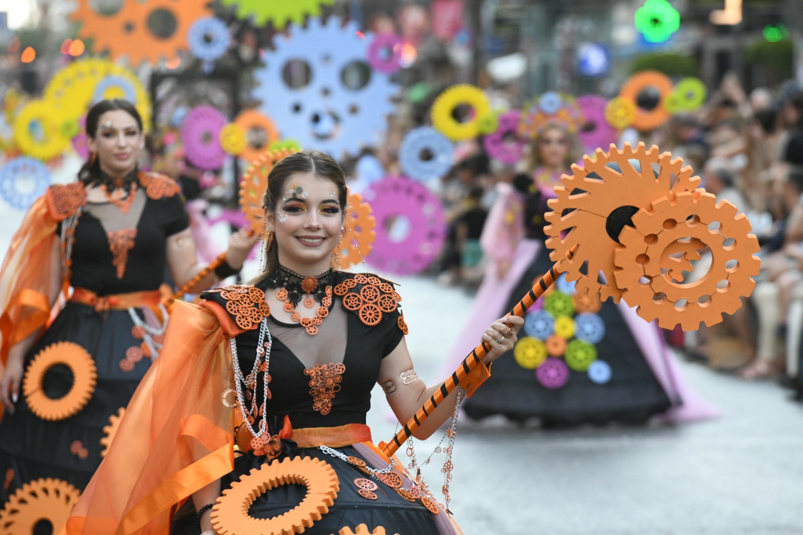 El color y el humor reinan en la cabalgata del ninot de las Hogueras de Alicante