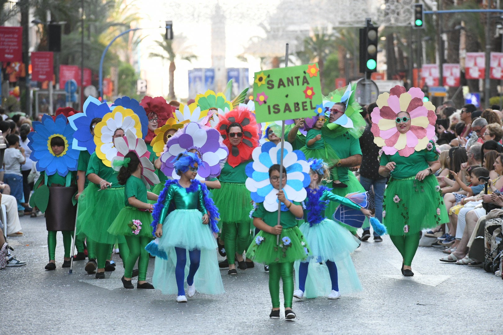 El color y el humor reinan en la cabalgata del ninot de las Hogueras de Alicante