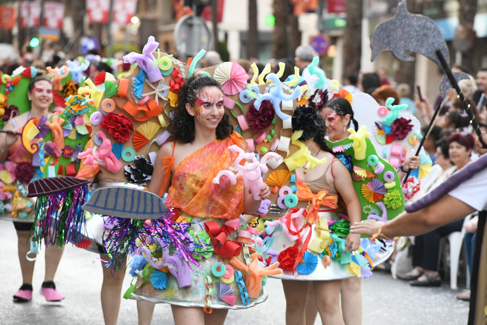 El color y el humor reinan en la cabalgata del ninot de las Hogueras de Alicante