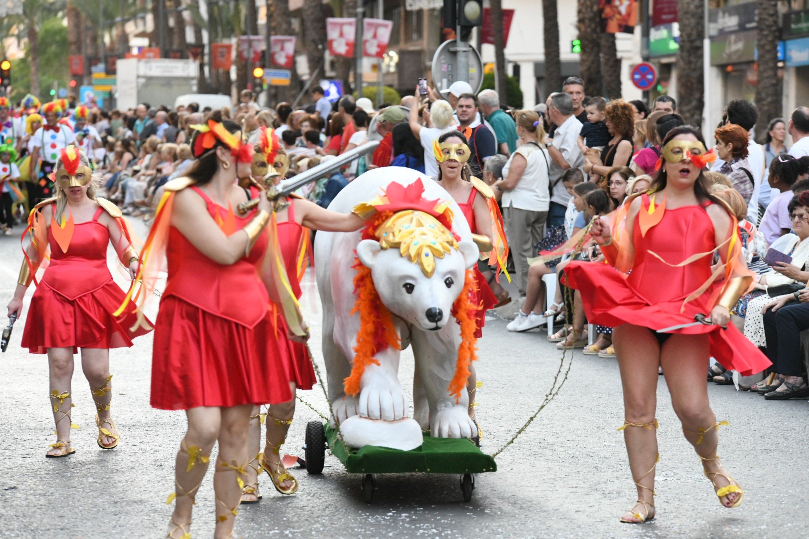 El color y el humor reinan en la cabalgata del ninot de las Hogueras de Alicante