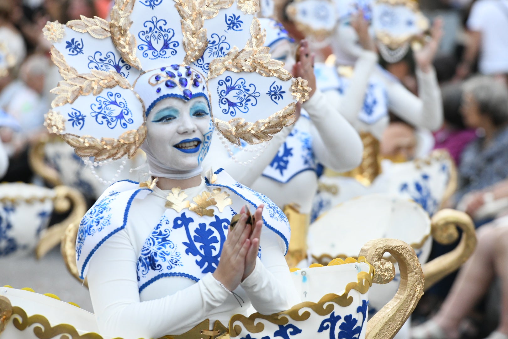 El color y el humor reinan en la cabalgata del ninot de las Hogueras de Alicante