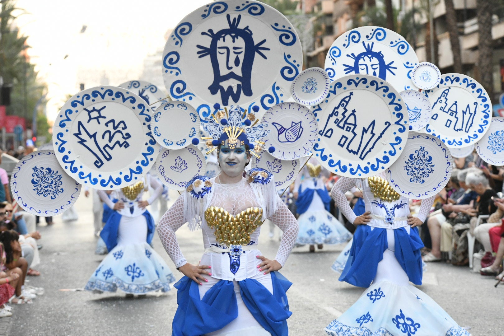 El color y el humor reinan en la cabalgata del ninot de las Hogueras de Alicante