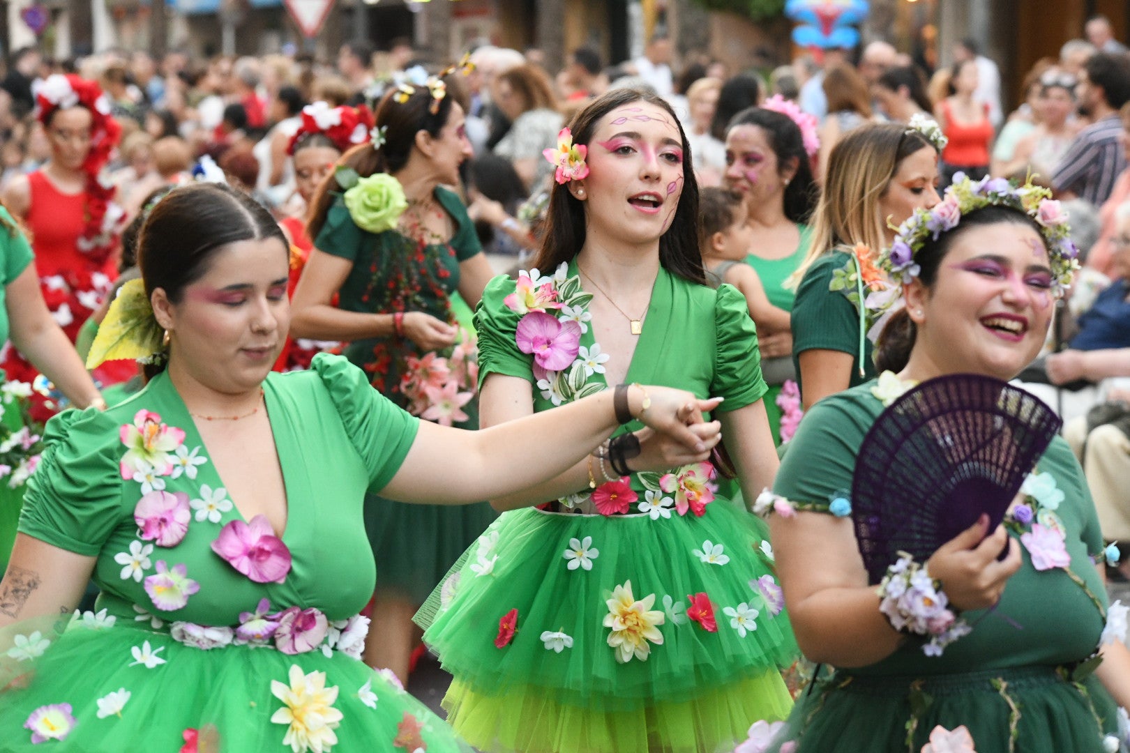 El color y el humor reinan en la cabalgata del ninot de las Hogueras de Alicante