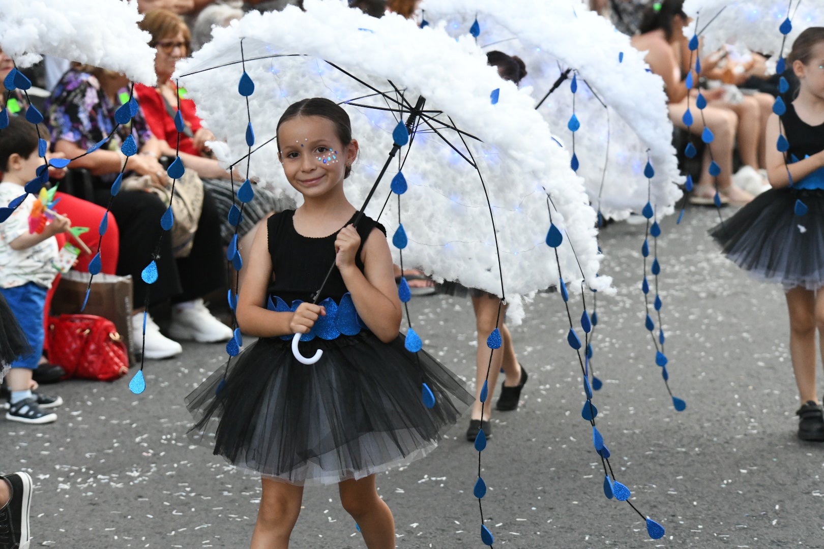 El color y el humor reinan en la cabalgata del ninot de las Hogueras de Alicante