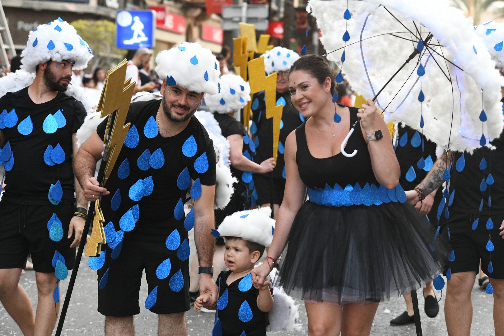 El color y el humor reinan en la cabalgata del ninot de las Hogueras de Alicante