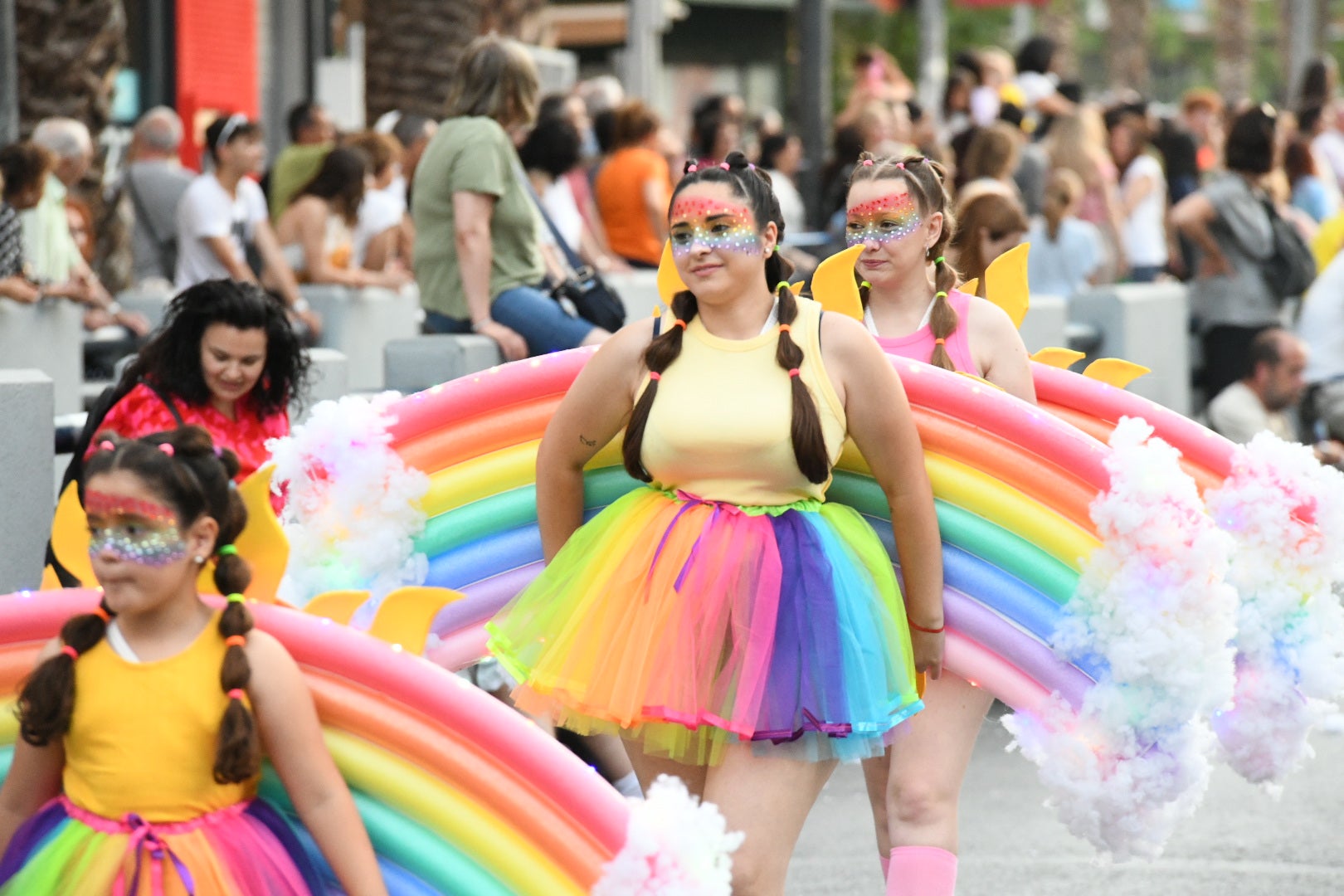 El color y el humor reinan en la cabalgata del ninot de las Hogueras de Alicante