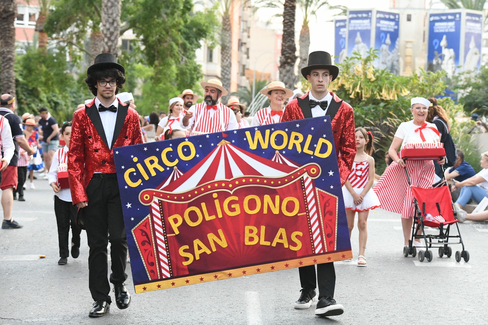 El color y el humor reinan en la cabalgata del ninot de las Hogueras de Alicante