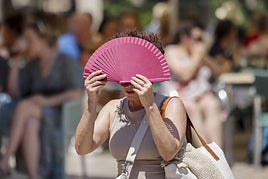 Una mujer se protege del calor.
