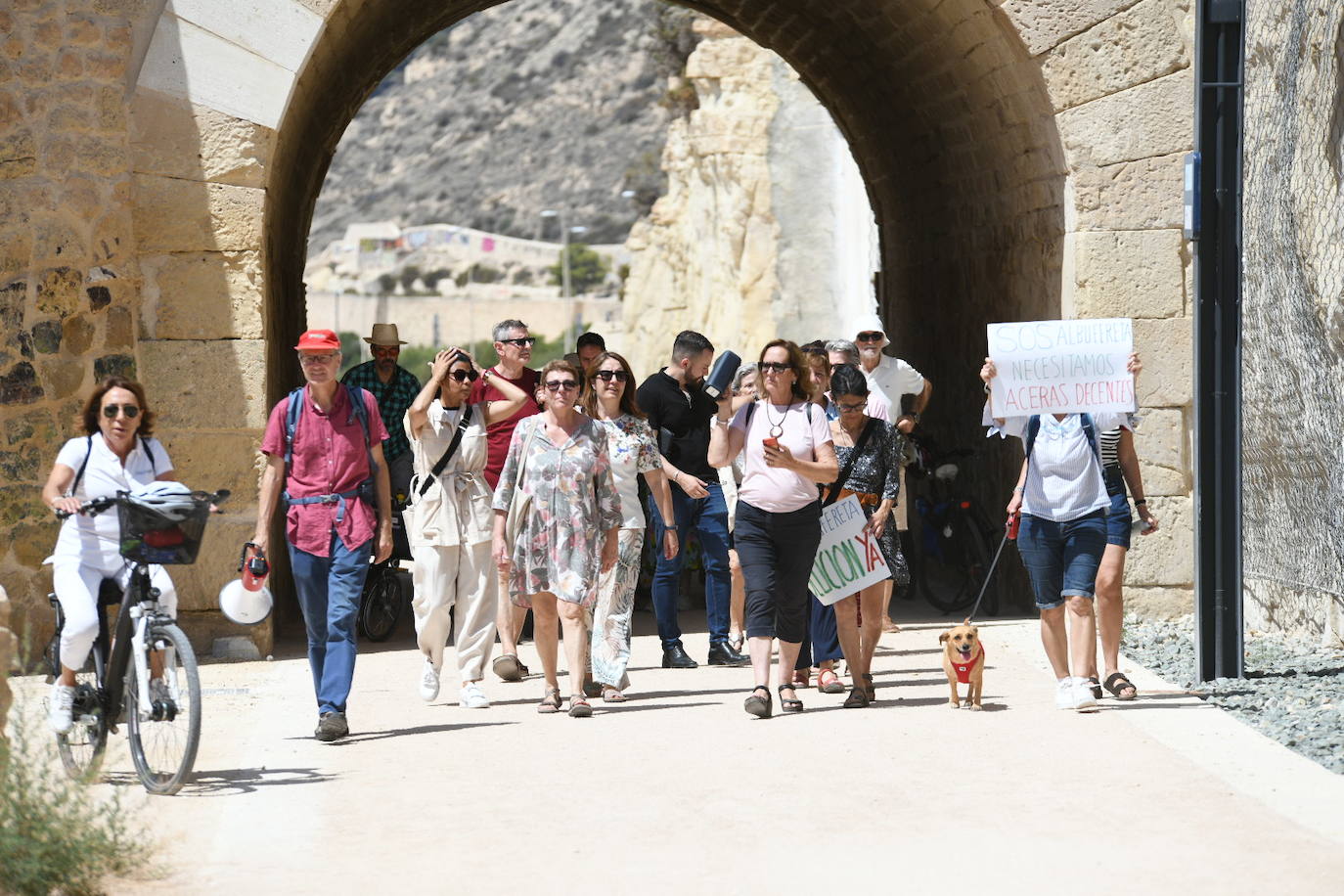 Un paseo por el nuevo verde sobre el mar de Alicante