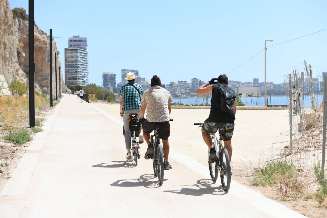 Un paseo por el nuevo verde sobre el mar de Alicante