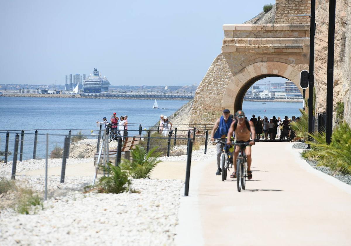 Un paseo por el nuevo verde sobre el mar de Alicante