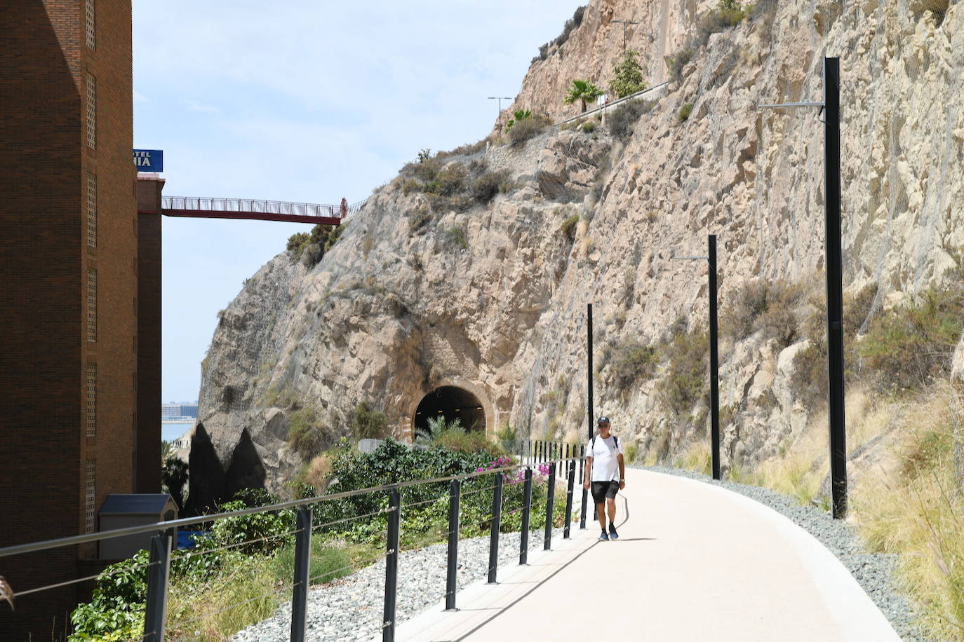 Un paseo por el nuevo verde sobre el mar de Alicante