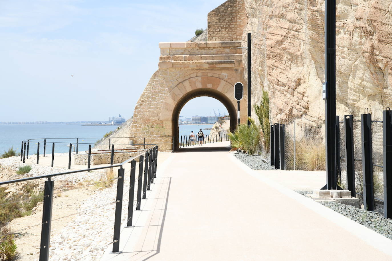 Un paseo por el nuevo verde sobre el mar de Alicante