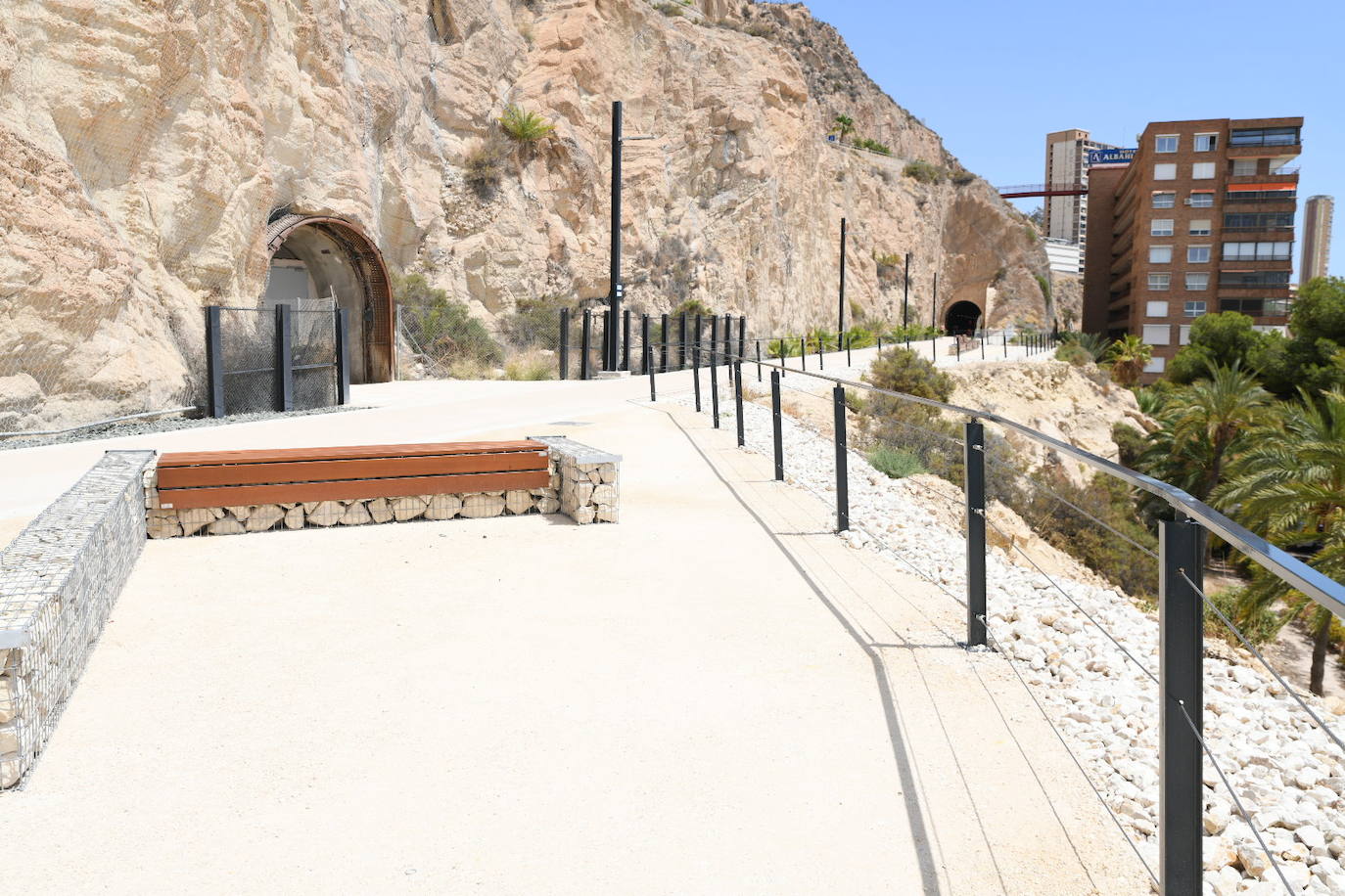 Un paseo por el nuevo verde sobre el mar de Alicante