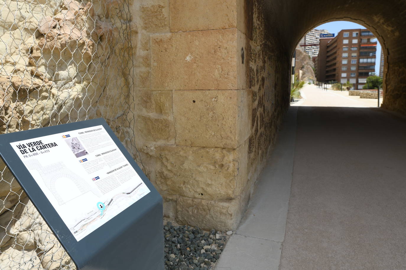 Un paseo por el nuevo verde sobre el mar de Alicante