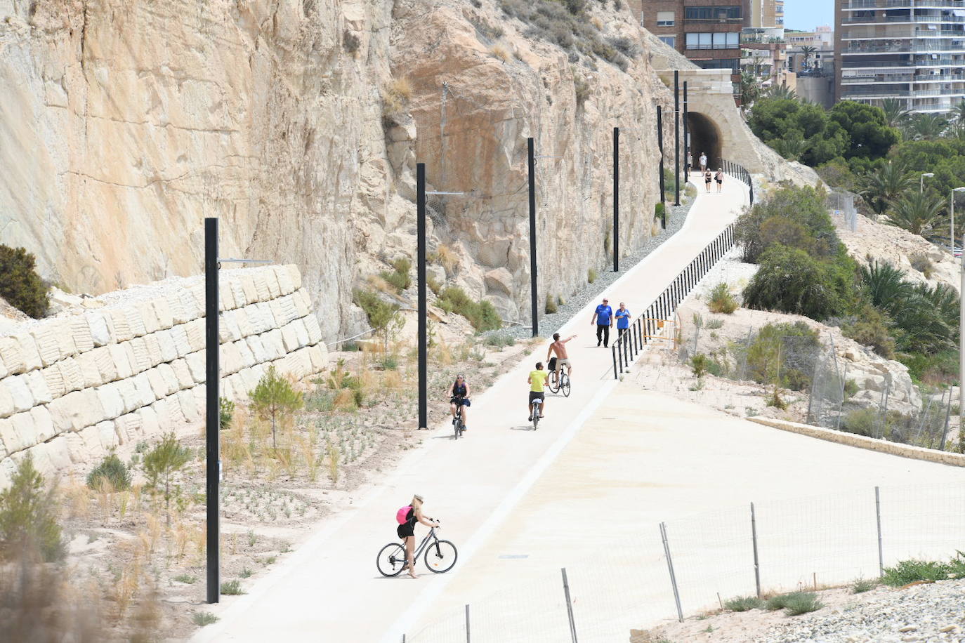 Un paseo por el nuevo verde sobre el mar de Alicante