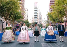 Olivares abre el desfile de la Entrada de bandas junto a la concejala de Fiestas y miembros de la Federació.