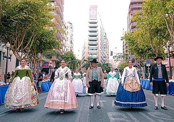 Olivares abre el desfile de la Entrada de bandas junto a la concejala de Fiestas y miembros de la Federació.